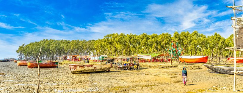 Plage tropicale avec des bateaux et un ciel bleu par Steven World Traveller