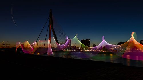 Transparant licht aan de Maas in Rotterdam.