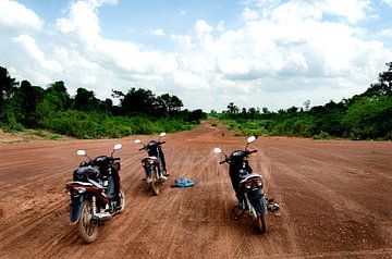 Motorroller auf einer verlassenen Straße in Laos von Eline Willekens