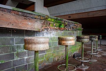 Discontinued bar in school canteen by Tim Vlielander