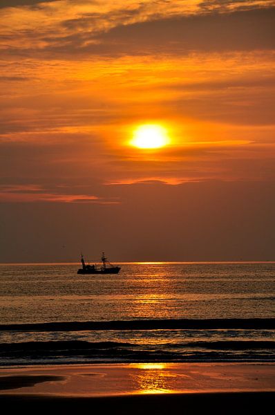 garnalenkotter op zee by Bob Bleijerveld