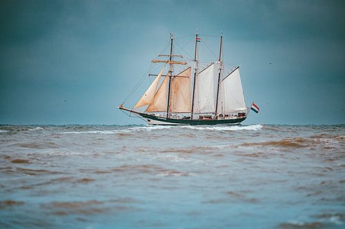 Driemastschoener tegen de achtergrond van de Noordzee