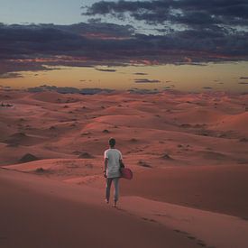 Alleen in de Sahara in Marokko tijdens zonsondergang van Danny Vermeulen