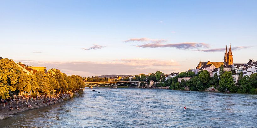 Bazel met de terrassen aan de Rijn en de kathedraal van Bazel van Werner Dieterich
