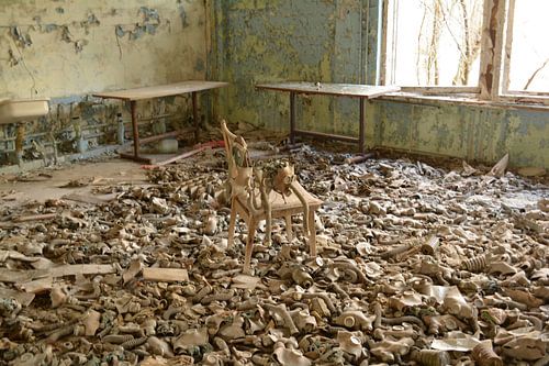 Gasmaskers in verlaten school