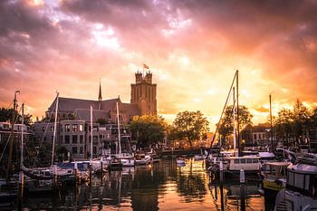 Grote kerk bij zonsondergang in Dordrecht