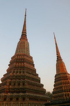 Twee stoepa's tegen de heldere hemel in de tempel Wat Pho Buddha. 1 van kall3bu