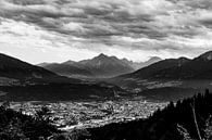 Innsbruck stad in zwart wit. Sterke contrast in de lucht van Hidde Hageman thumbnail