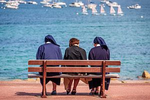 Drei Nonnen im Hafen von Port-Blanc