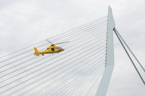 De Erasmusbrug met SAR helikopter in Rotterdam