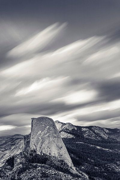 Half Dome bei Sturm, Yosemite-Nationalpark, Kalifornien, Vereinigte Staaten, USA, von Markus Lange