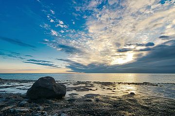 Grote steen aan de Zeeuwse kust bij zonsondergang van Ivanka van Gils-Hafakker