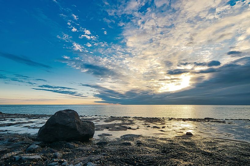 Grote steen aan de Zeeuwse kust bij zonsondergang van Photography by Ivanka