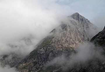 Wolken bewegen voor een bergketen in de Alpen van Lensw0rld