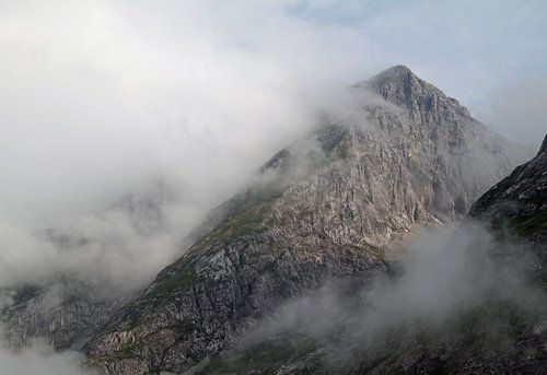 Wolken bewegen voor een bergketen in de Alpen