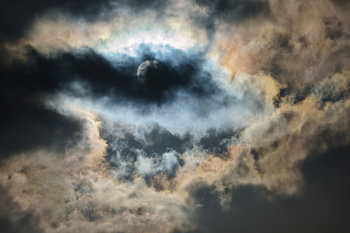 L'Œil de la Lumière – Le soleil à travers les nuages
