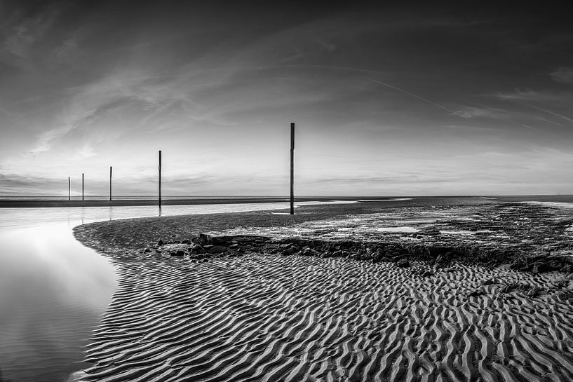 Strand bei Sankt Peter Ording im Abendrot. Schwarzweiss Bild. von Manfred Voss, Schwarz-weiss Fotografie