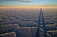 Zonsondergang in de zoutwoestijn Salar de Uyuni in Bolivia