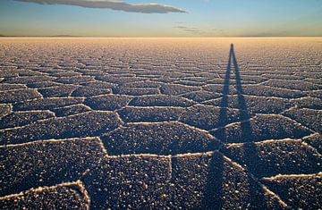 Zonsondergang in de zoutwoestijn Salar de Uyuni in Bolivia van Lensw0rld