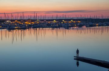 Een prachtig haventje tijdens de zonsondergang ergens in Zeeland. van Claudio Duarte