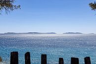 Archipel bij Hyères in de Middellandse Zee in Frankrijk met vaag hek op de voorgrond van Andreas Freund thumbnail