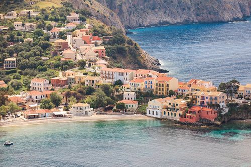 De pastelkleurige huizen van Assos op Kefalonia