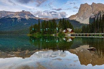 Lake Emerald in de Rocky Mountains van Roland Brack
