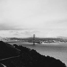 Die verlassene Kreuzung: Golden Gate Noir 07 von FotoDennis.com | Werk op de Muur