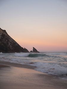 Pastellfarbener Sonnenaufgang am Praia da Adraga in Portugal - Natur- und Reisefotografie