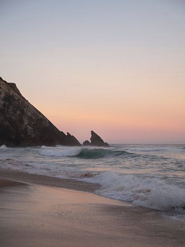 Pastel zonsopkomst op Praia da Adraga in Portugal - natuur en reisfotografie van Christa Stroo fotografie