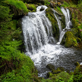 Ein Blick auf den wunderschönen Triberg-Wasserfall im Schwarzwald von Andreas Völkel