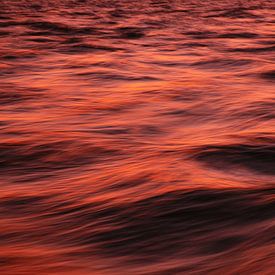 Bewegend water met zonsondergang van Reinsgraphy