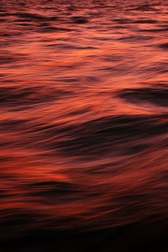 Bewegend water met zonsondergang