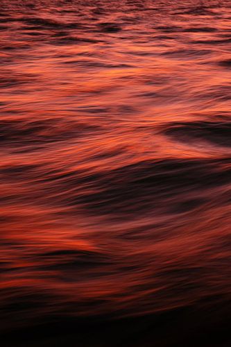 Bewegtes Wasser mit Sonnenuntergang