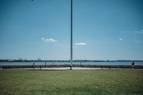 Vlaggenstok op Ellis Island van Erwin van Kester