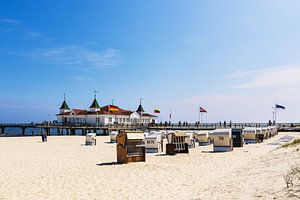 Die Seebrücke und Strandkörbe in Ahlbeck auf der Insel Usedom