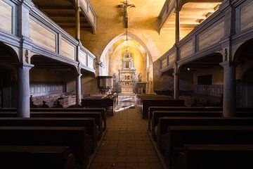 Église abandonnée. sur Roman Robroek - Photos de bâtiments abandonnés