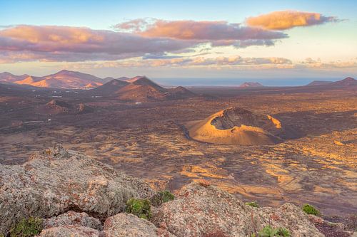 Uitzicht op de vulkaan El Cuervo op Lanzarote van Michael Valjak