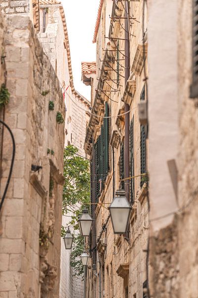 Tussen de gebouwen door in Dubrovnik van Femke Ketelaar
