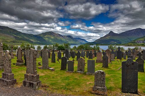 Begraafplaats met uitzicht op het meer in Schotland