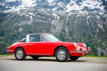 Porsche 912 Targa klassischer Sportwagen in den Alpen