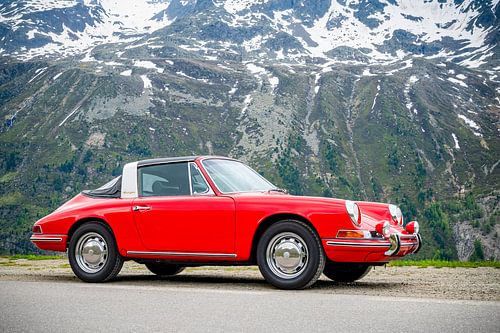Porsche 912 Targa klassieke sportwagen in de Alpen