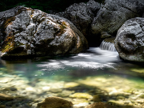 Rotsbad in de Reichenbachklamm met waterval