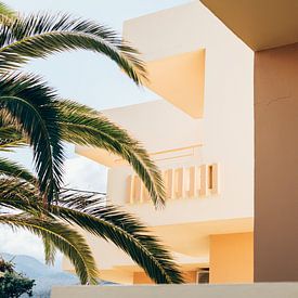 Het gele hotel in de bergen op Kreta, Griekenland van Milou Emmerik
