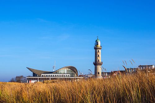 Gezicht op de vuurtoren met Teepott in Warnemünde