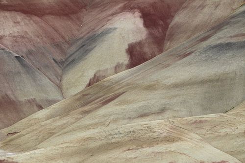 Beschilderde heuvels in het John Day Fossil Beds National Monument bij Mitchell City, Wheeler County