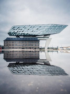 Reflecties bij het havenhuis van Antwerpen van Felix Van Lantschoot