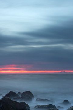 zee landschap met wolken en zonsondergang