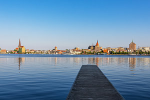 Blick über die Warnow auf die Hansestadt Rostock