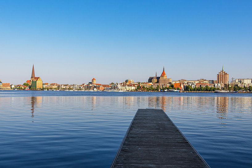 Uitzicht over de Warnow naar de Hanzestad Rostock van Rico Ködder